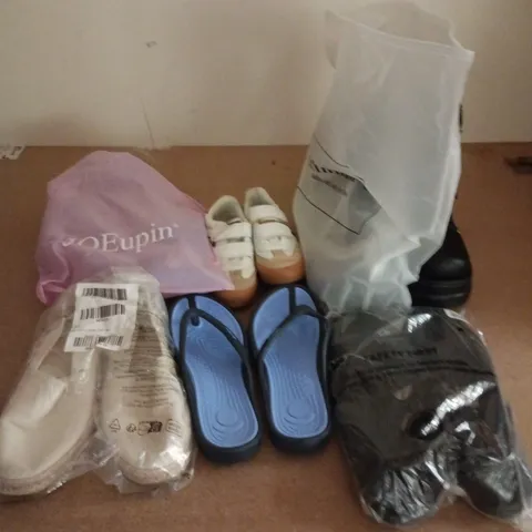 APPROXIMATELY 20 ASSORTED PAIRS OF SHOES AND FOOTWEAR ITEMS IN VARIOUS STYLES AND SIZES TO INCLUDE BRANDS SUCH AS TED BAKER, GOTHNIERO, JOEUPIN, ETC