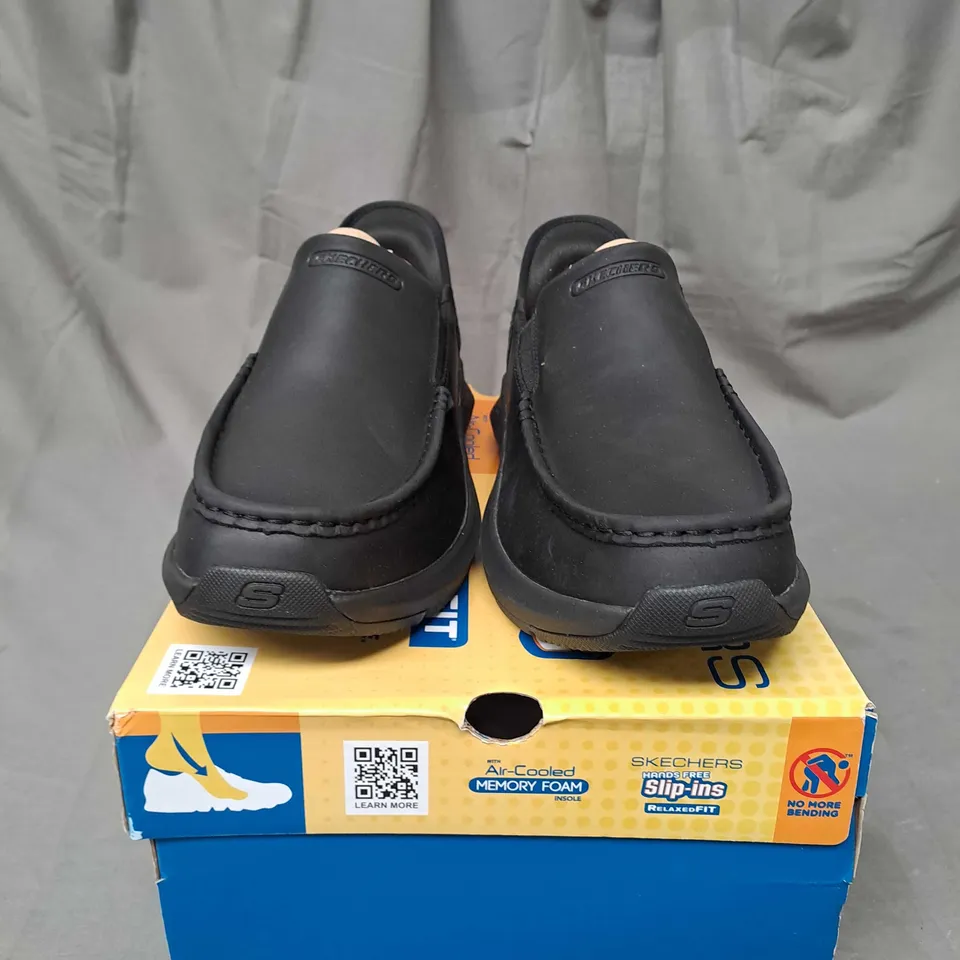 BOXED PAIR OF SHOES SKECHERS SLIP-INS RELAXED FIT SIZE 9