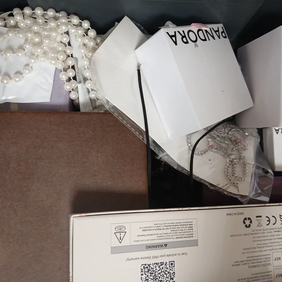 APPROXIMATELY 10 ASSORTED JEWELLERY ITEMS IN VARIOUS STYLES AND SIZES - COLLECTION ONLY
