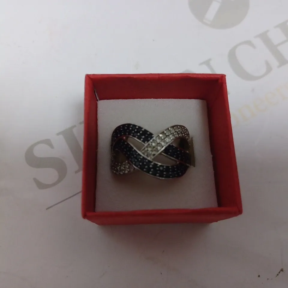 SILVER BAND RING WITH BLACK AND SPARKLE STONE DETAIL