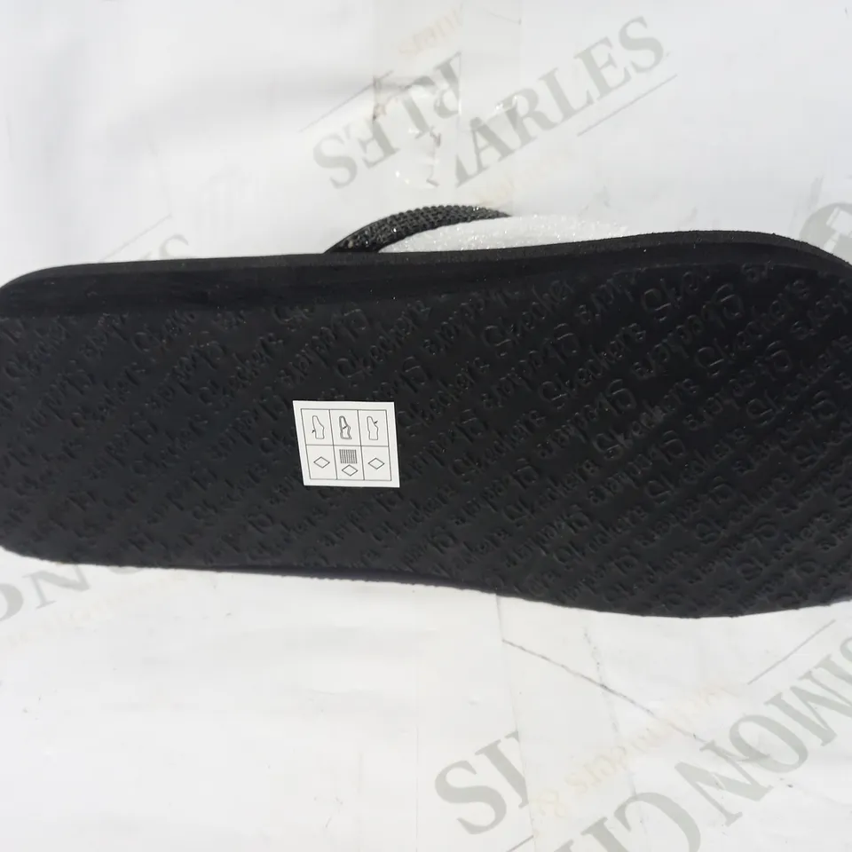 BOXED PAIR OF OUTLET SKECHERS VINYASA NAM ON RHINESTONE FLIP FLOPS WITH YOGA FOAM UK SIZE 8