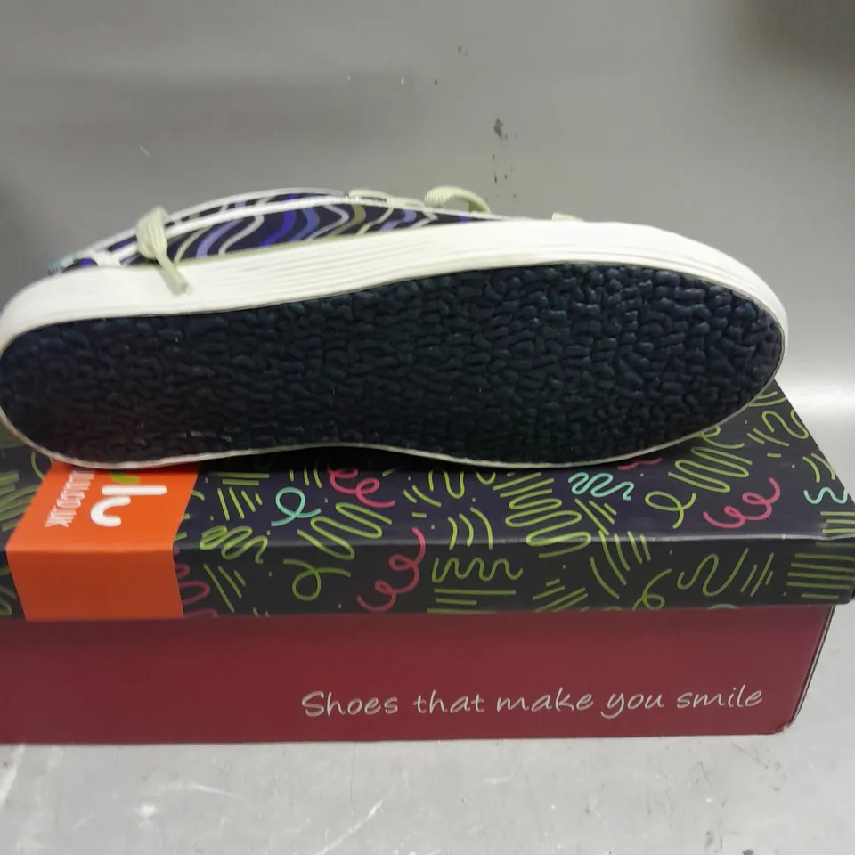 BOXED PAIR OF MOSHULU CUDDLY TOY 2 TRAINERS - 6