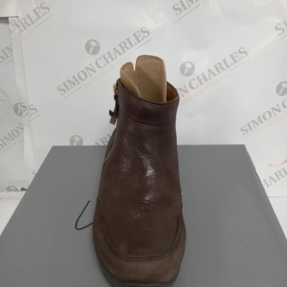 VIONIC LOIS FULL GRAIN CHUKKA FLAT BOOT - SIZE 7