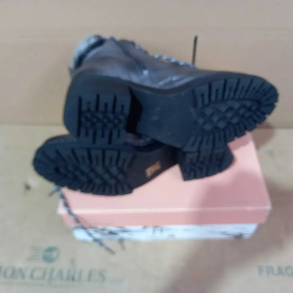 BOXED PAIR OF MODA IN PELLE BOOTS - SIZE 41