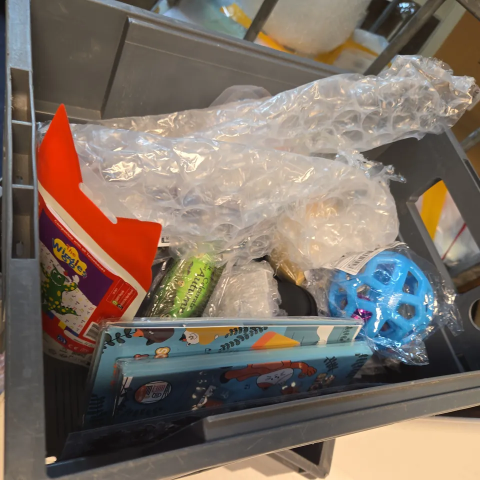 LARGE QUANTITY OF TOYS AND ACCESSORIES TO INCLUDE; TONIES COCOMELON FIGURE, LEGO LAMP, DICKIE MICRO BUILDERS, AQUA GELS CORE TRANSLUCENT COLOURS, OKAY CAT STICKER PADS AND GCSE REVISION CARDS