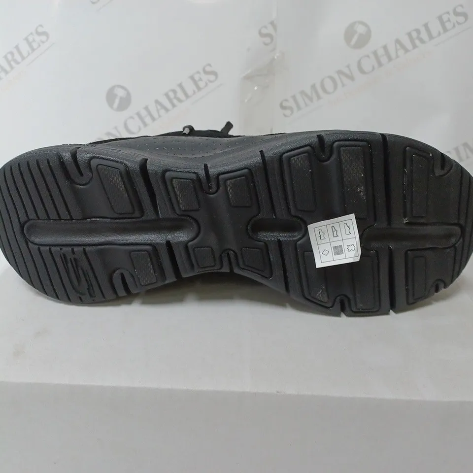SKECHERS ARCH FIT TRAINER BLACK SIZE 6