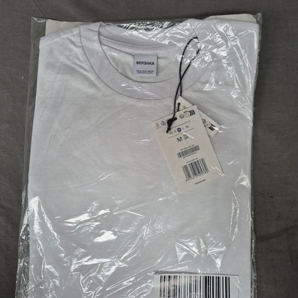 BERSHKA CREW NECK T-SHIRT IN WHITE SIZE MEDIUM