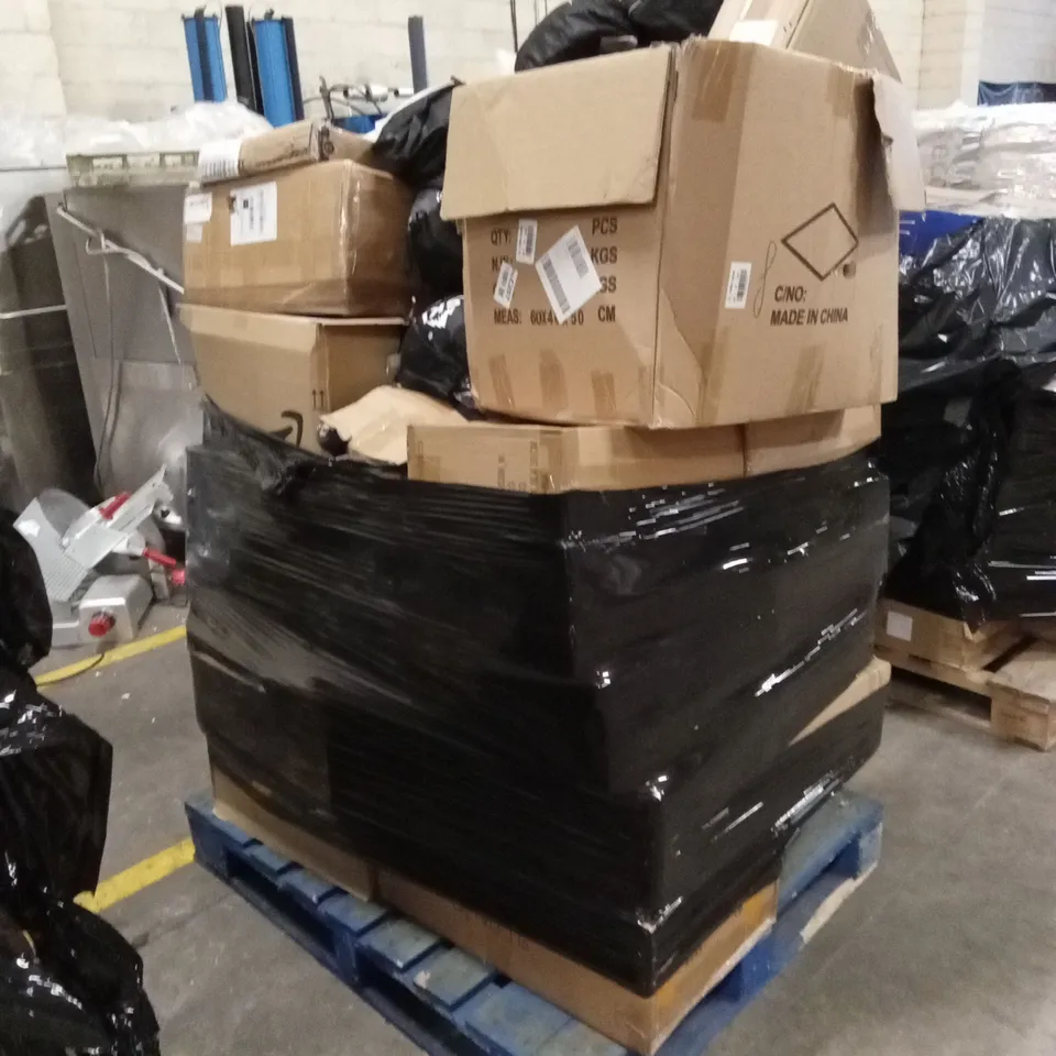 PALLET OF ASSORTED HOUSEHOLD GOODS AND PRODUCTS TO INCLUDE; SPORTS HELMETS, FAIRY LIGHTS, USB TRAVEL CONVERTERS ETC
