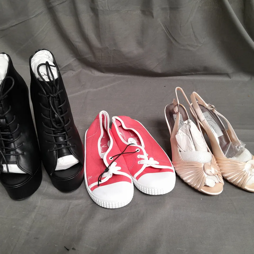APPROXIMATELY 15 PAIRS OF LADIES SHOES. ASSORTED SIZES, COLOURS AND STYLES