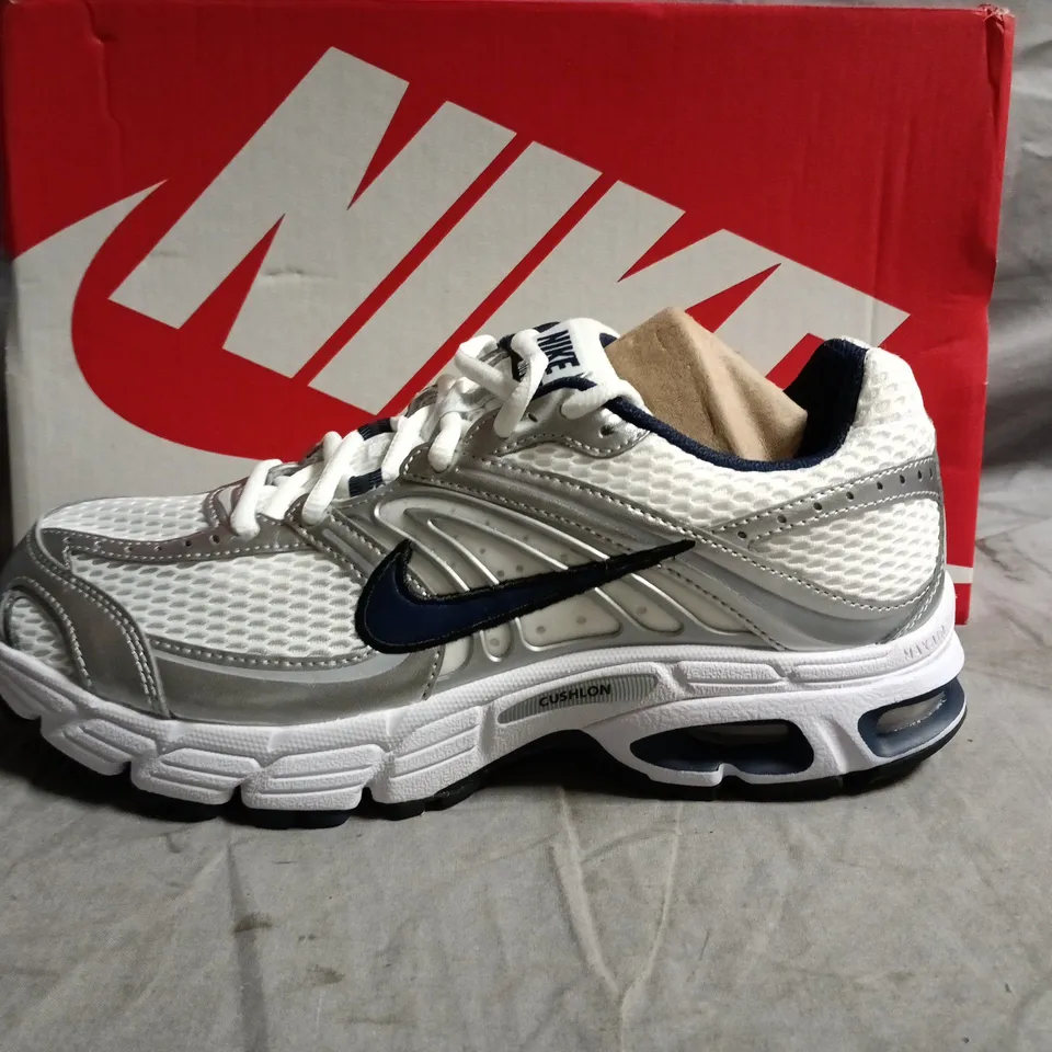 NIKE AIR MAX MOTO 2K TRAINERS – UK 7 (US 9.5) WHITE/SILVER