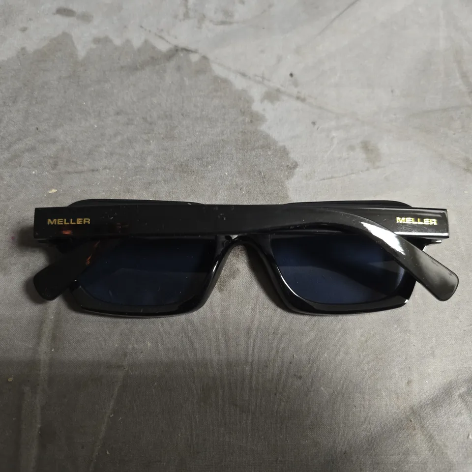 MELLER SUNGLASSES – BLACK RECTANGULAR FRAME