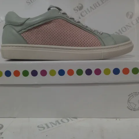 BOXED PAIR OF ADESSO SHOES IN MINT GEEN SIZE 6