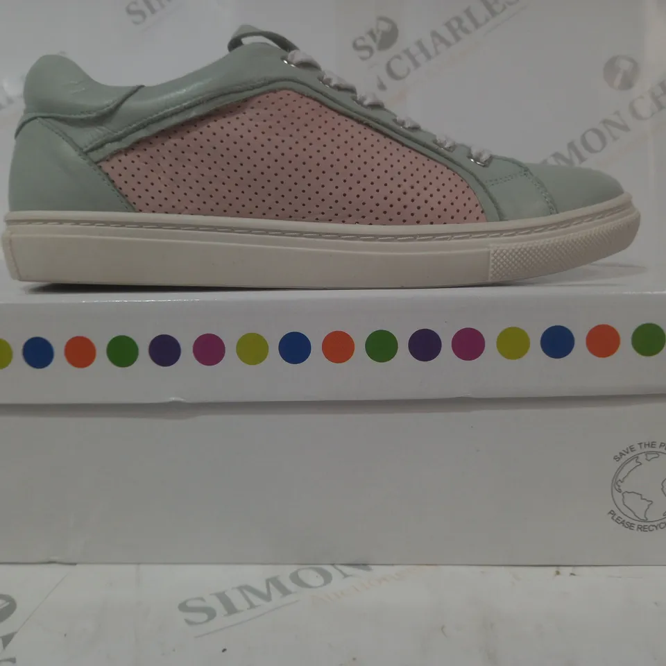 BOXED PAIR OF ADESSO SHOES IN MINT GEEN SIZE 6