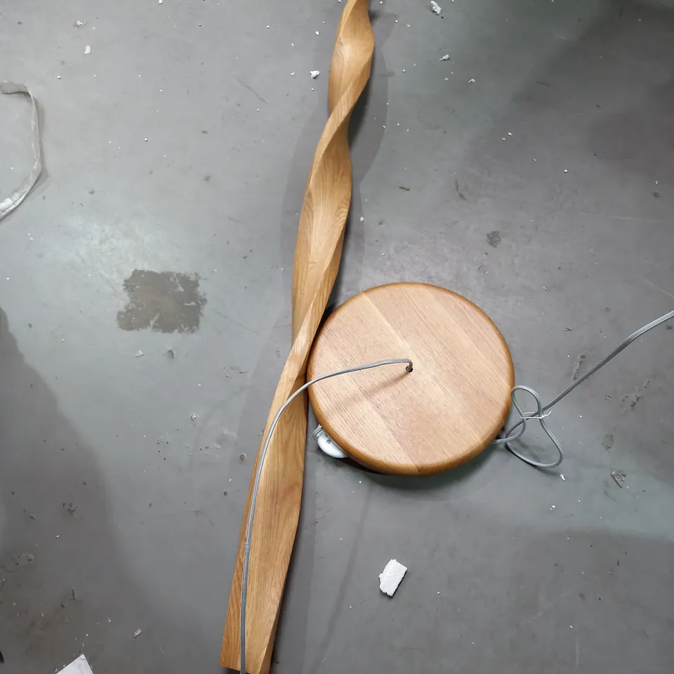 BOXED DESIGNER TWIRL OAK EFFECT FLOOR LAMP