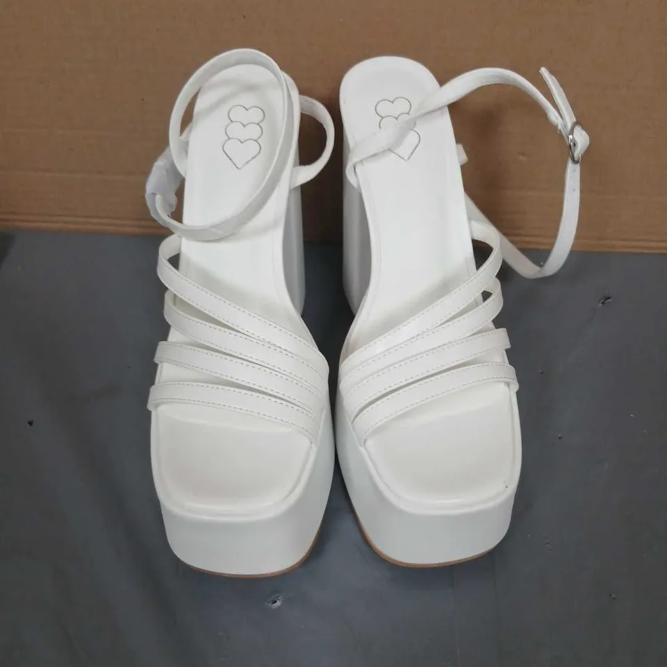 KOI WOMEN'S WHITE PLATFORM SANDALS WITH ANKLE STRAP 