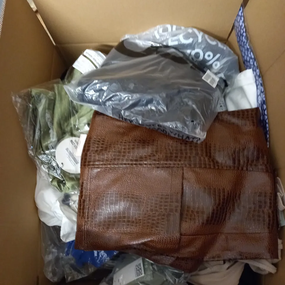 LARGE QUANTITY OF CLOTHING ITEMS TO INCLUDE DRESSES, SWEATERS, JEANS, T-SHIRTS, ETC