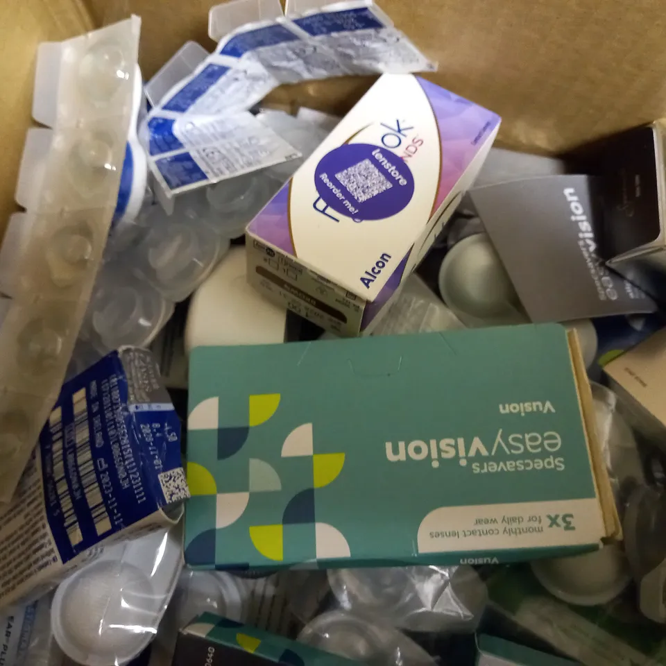 APPROXIMATELY 30 ASSORTED CONTACT LENS PRODUCTS TO INCLUDE ACUVUE 6PCS CONTACT LENS, SPECSAVERS EASY VISION MONTHLY CONTACT LENSES FOR DAILY WEAR, ALCON AIR OPTIX 3PCS