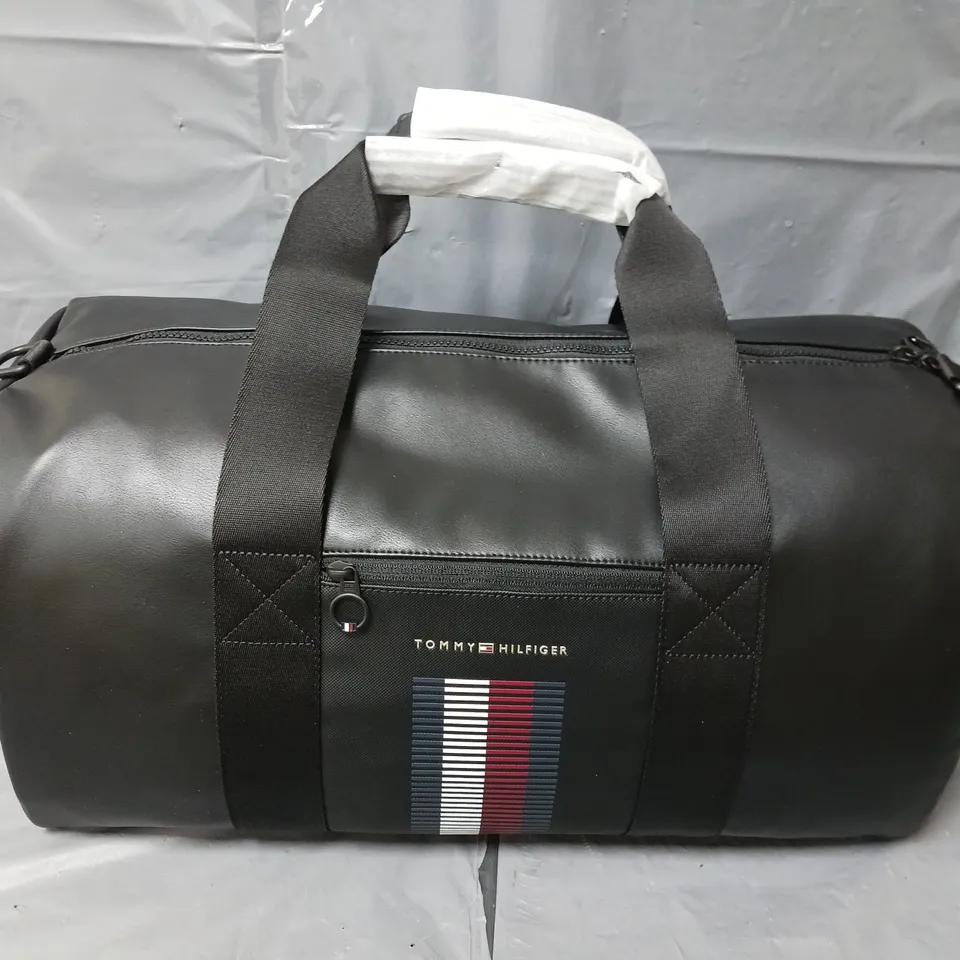 TOMMY HILFIGER FOUNDATION PIQUE GLOBAL STRIPE DUFFLE BAG - BLACK