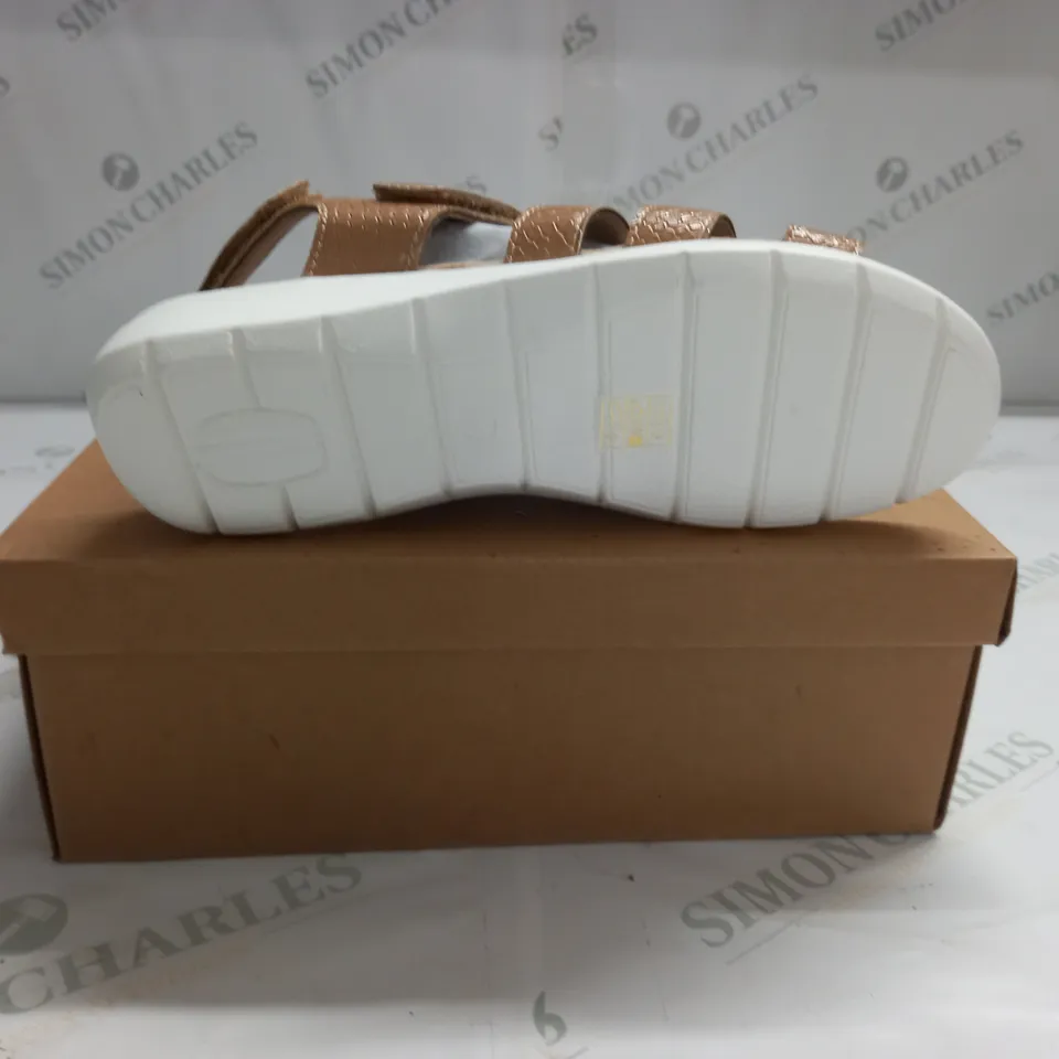 BOXED PAIR OF CUSHION WALK ONE TOUCH CLOSE SANDALS IN TAN - SIZE 6 