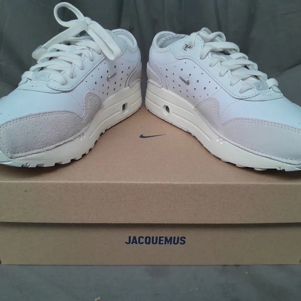 BOXED PAIR OF NIKE AIR MAX 1 JACQUEMUS SHOES IN WHITE UK SIZE 5.5