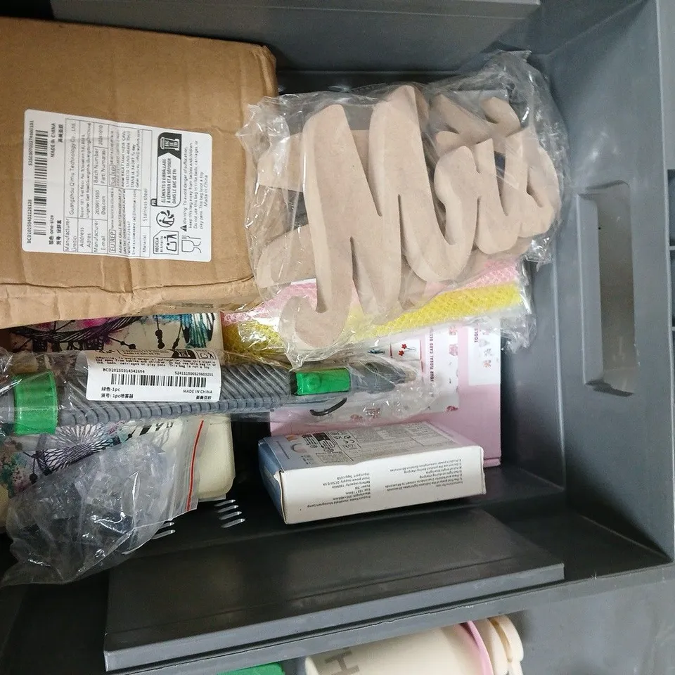ASSORTED ITEM BOX APPROXIMATLEY 15 ITEMS INCLUDES JCB MOLLY GREASE,WATERPROOF TAPE,SOAP DISPENSER ECT