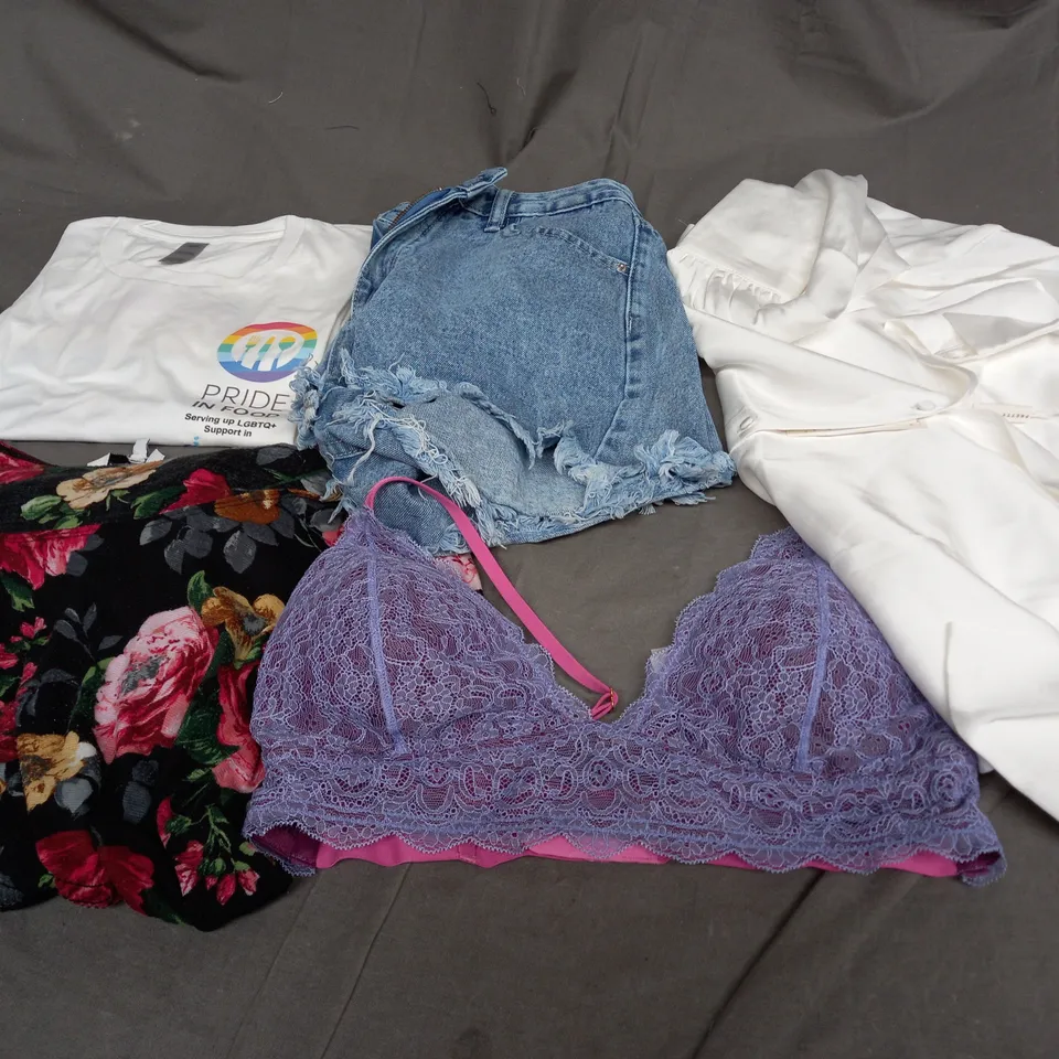 BOX OF APPROXIMATELY 25 ASSORTED CLOTHING ITEMS TO INCLUDE - SHORTS , BRA , T-SHIRT ETC