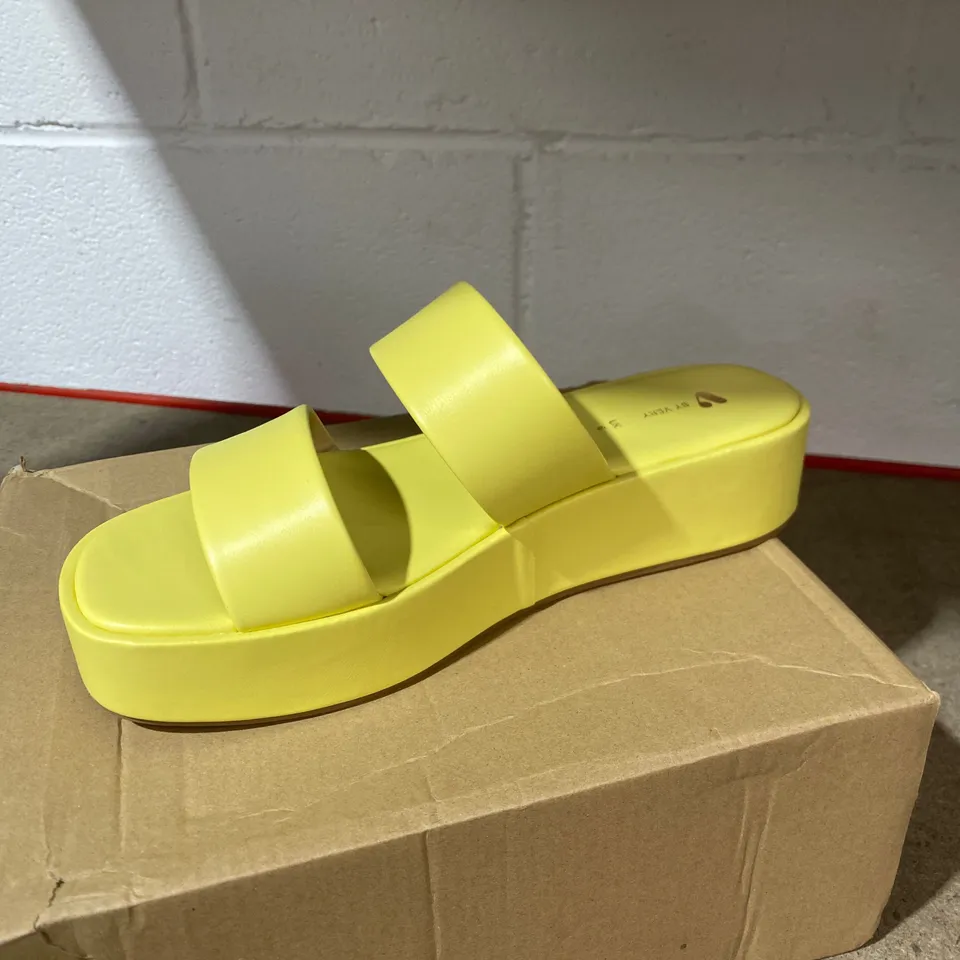 BOXED PAIR OF VERY YELLOW OPEN TOP SHOES SIZE 6