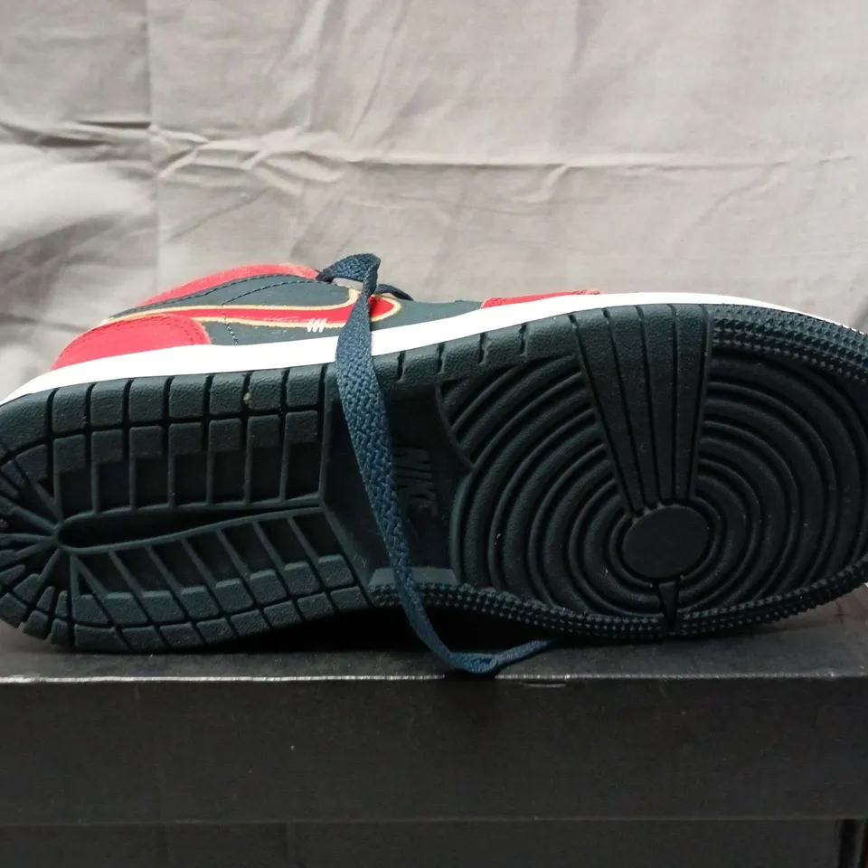 BOXED PAIR OF NIKE AIR JORDAN 1 LOW TRAINERS IN RED/BLUE - UK 3.5