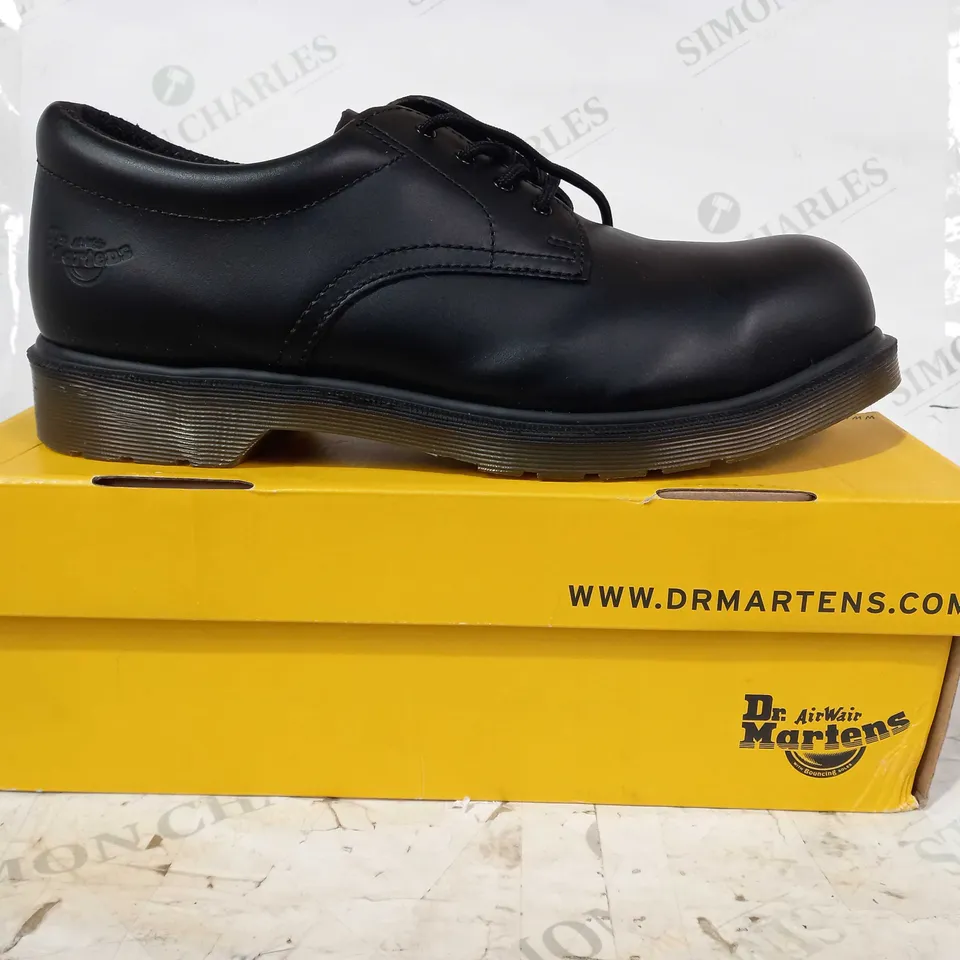 BOXED PAIR OF DR MARTENS LACE UP SHOES IN BLACK UK SIZE 10