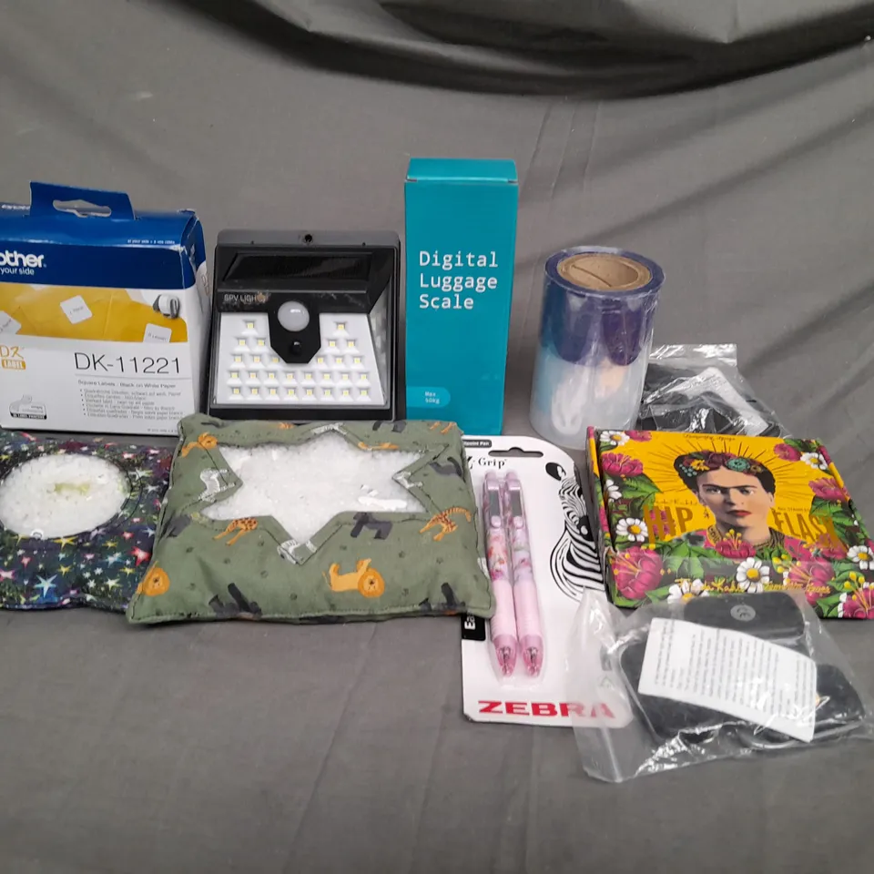 BOX OF ASSORTED HOUSEHOLD ITEMS TO INCLUDE LUGGAGE SCALES, PENS AND SPV LIGHTS