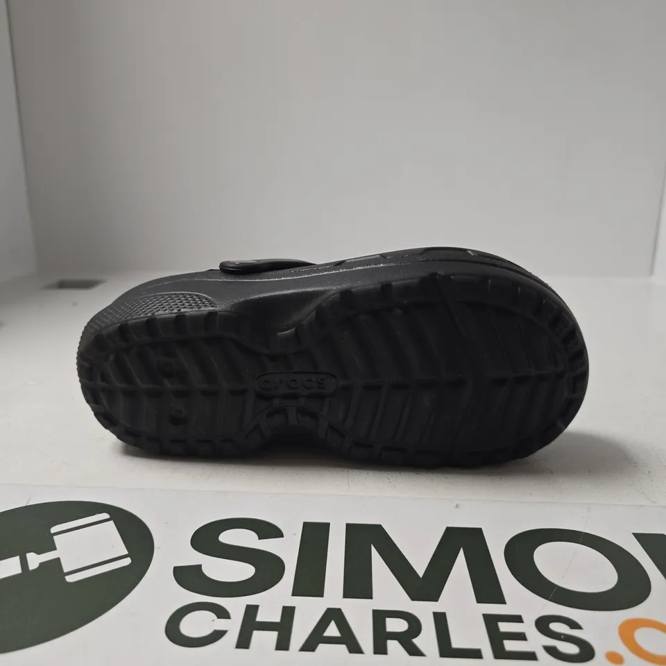 PAIR OF BISTRO WORK CLOG CROCS SIZE 6