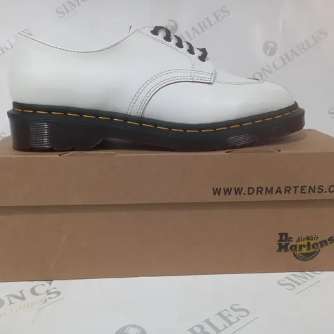BOXED PAIR OF DR MARTENS 2046 SHOES IN WHITE UK SIZE 7