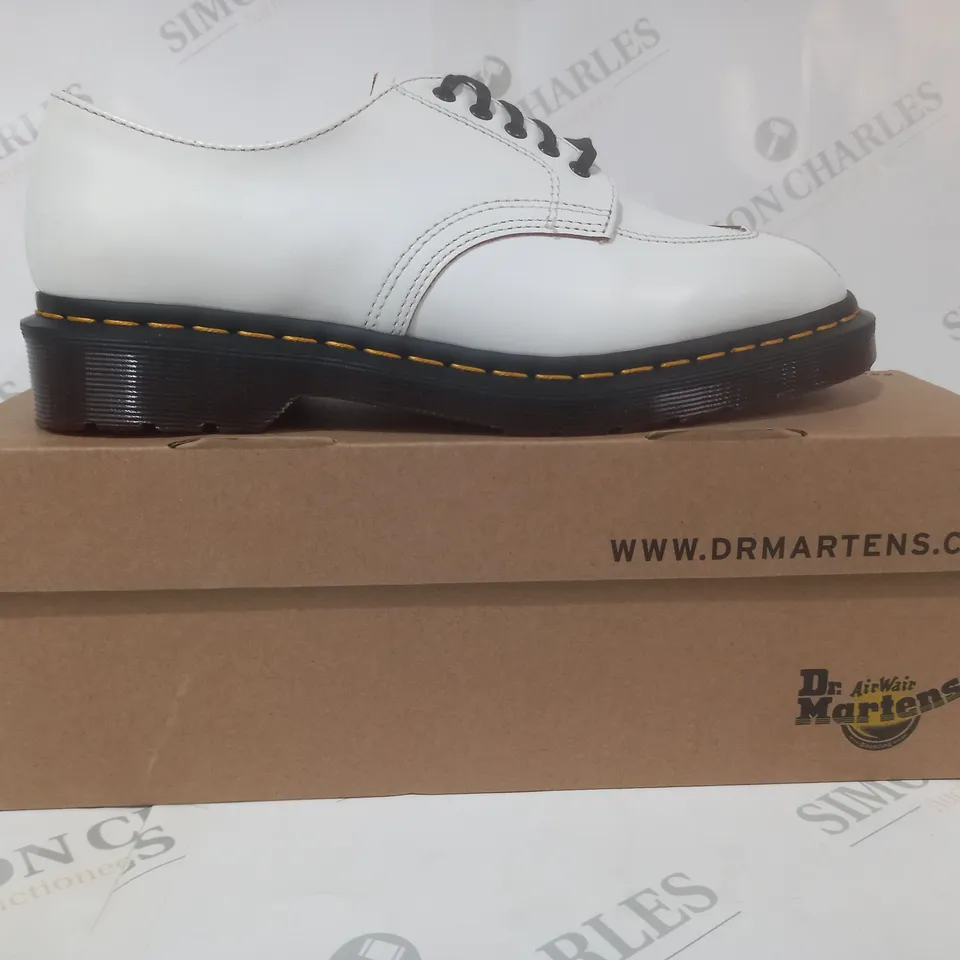 BOXED PAIR OF DR MARTENS 2046 SHOES IN WHITE UK SIZE 7