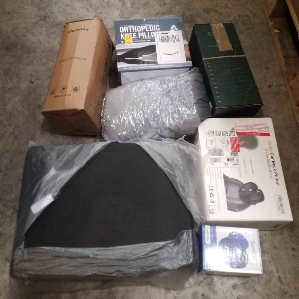 PALLET CONTAINING ASSORTED PILLOWS & CUSHIONS