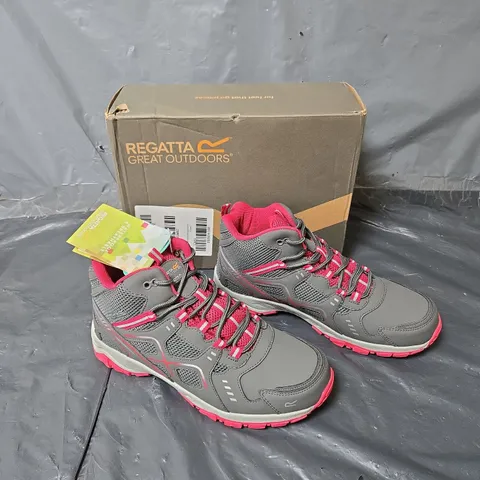 BOXED PAIR OF REGATTA VENDEAVOUR BOOT JUNIOR 6 OLDER 