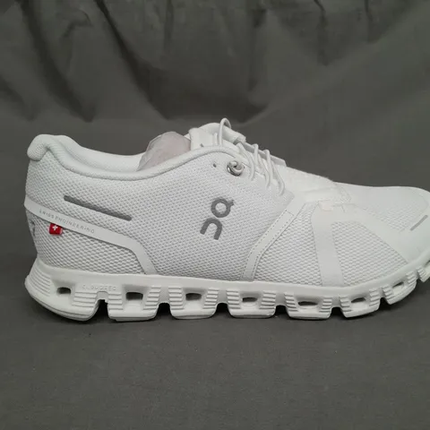 BOXED PAIR OF ON CLOUD - CLOUD 5 ALL WHITE TRAIERS SIZE 6