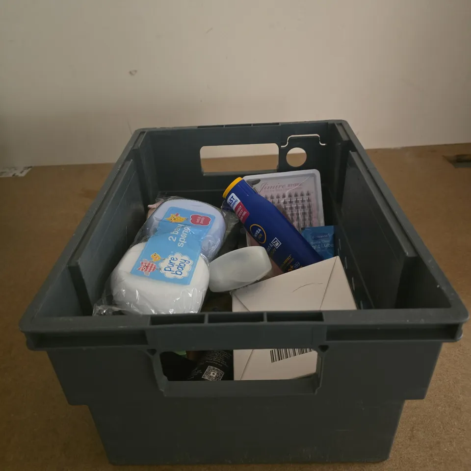 TOTE OF APPROXIMATELY 20 ASSORTED COSMETIC ITEMS TO INCLUDE NIVEA SUN, HAIR GROWTH SHAMPOO, CERA VE, FRAGRANCE SOCIETY HAND WASH, BABY SPONGES ETC