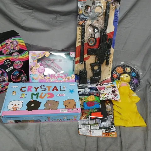 LARGE BOX OF APPROXIMATELY 10 ASSORTED TOYS AND GAMES TO INCLUDE TOY GUNS, CRYSTAL MUD AND HAND PUPPET