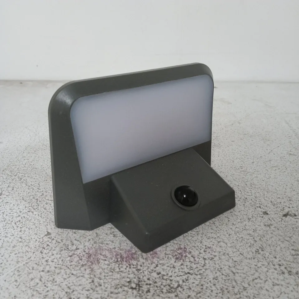 SMART SOLAR PIR SENTRY WALL LIGHT