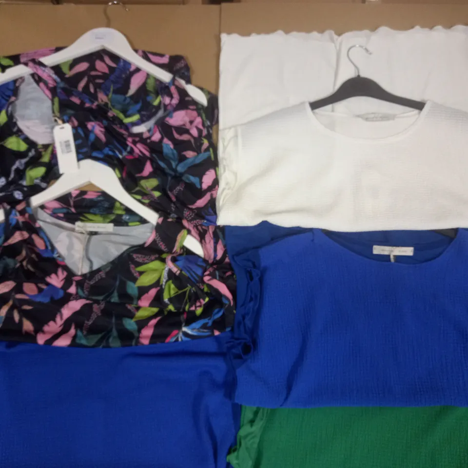 BOX OF APPROX 6 ASSORTED ITEMS OF MAISON DE NIMES CLOTHING IN VARIOUS SIZES AND STYLES