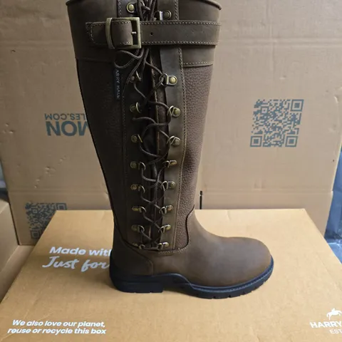 BOXED PAIR OF HARRY HALL OVERSTONE WATERPROOF COUNTRY BOOTS IN BROWN - UK 7