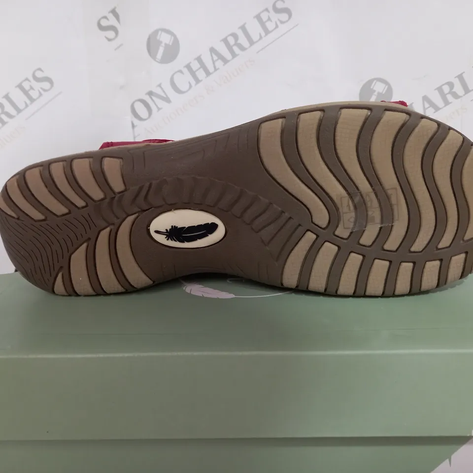 BOXED FREE SPIRIT MALIBU HIGH FLAT SANDLAS WITH OPEN TOE - SIZE 7