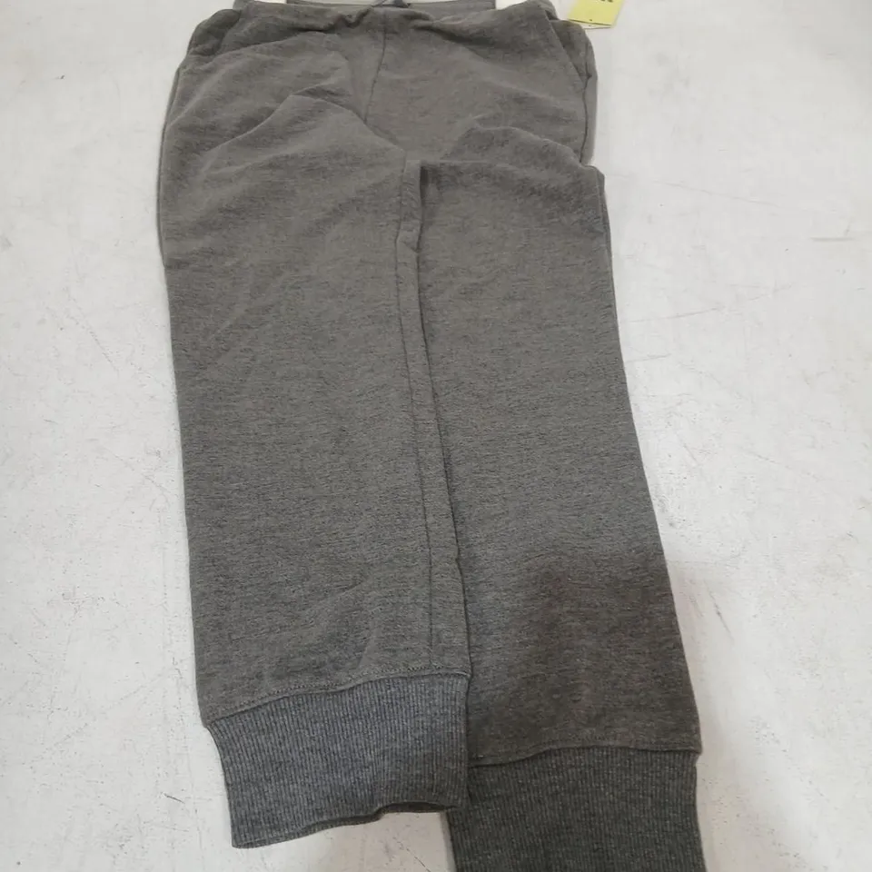 PALLET OF APPROXIMATELY 456 ITEMS OF ASSORTED CLOTHING AND ACCESSORIES