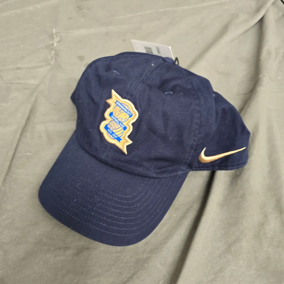 NIKE FOOTBALL CAP – NAVY WITH EMBROIDERED CLUB CREST, UNISEX (L/XL)