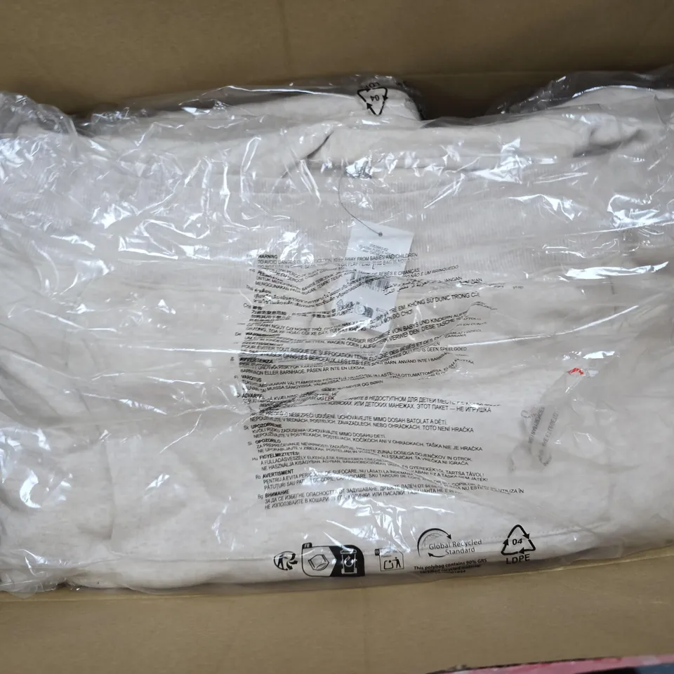 APPROXIMATELY 6 CLASSIC FLEECE HOODIES IN OATMEAL
