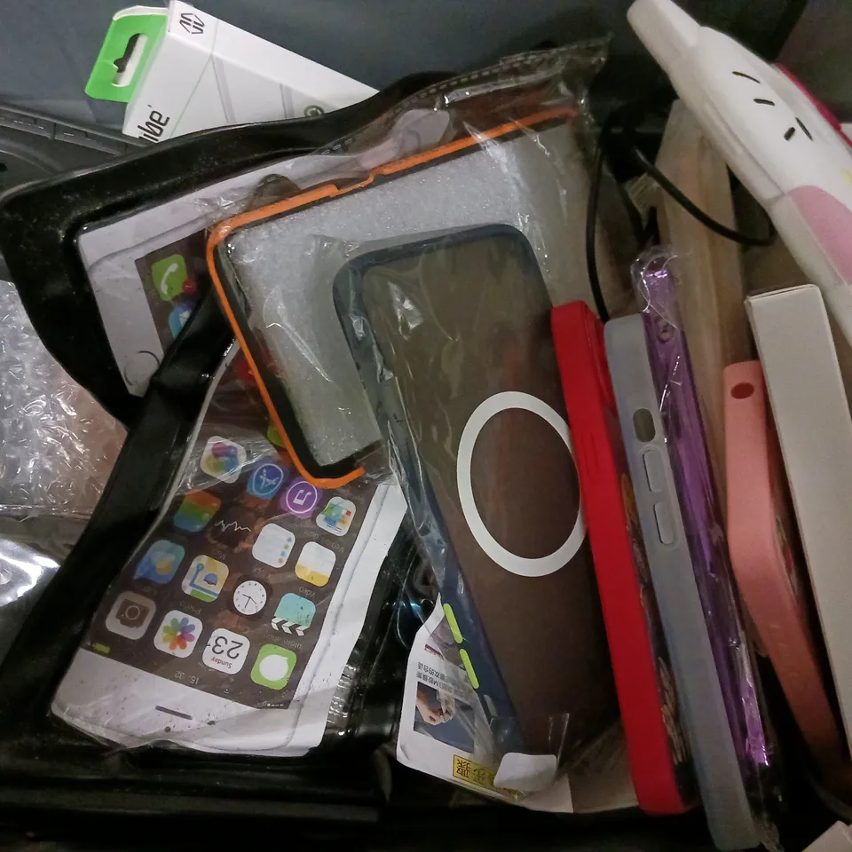 BOX OF APPROXIMATELY 20 ASSORTED ITEMS TO INCLUDE - VIBE DATA CABLE , UGREEN USB 3.0 GIGABIT ETHERNET ADAPTER , BELKIN PORTABLE CHARGER ETC
