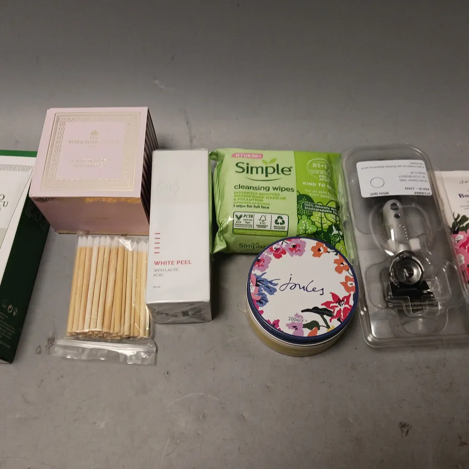 BOX OF APPROXIMATELY 15 COSMETIC ITEMS TO INCLUDE JOULES BODY SOUFLE, ONSET ANTI HAIR LOSS, AND SIMPLE CLEANSING WIPES ETC. 