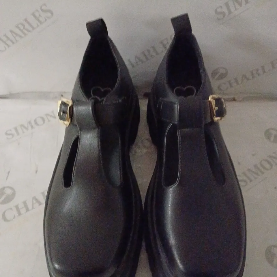 PAIR OF KOI WOMEN'S SILENT AMITY TRIDENT PLATFORM MARY JANES SIZE 6