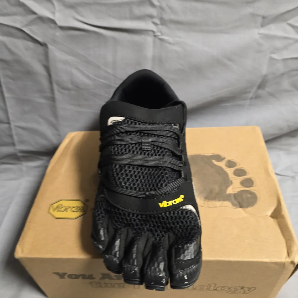BOXED PAIR OF VIBRAM ROADAROUND 2 SHOES - UK SIZE 5