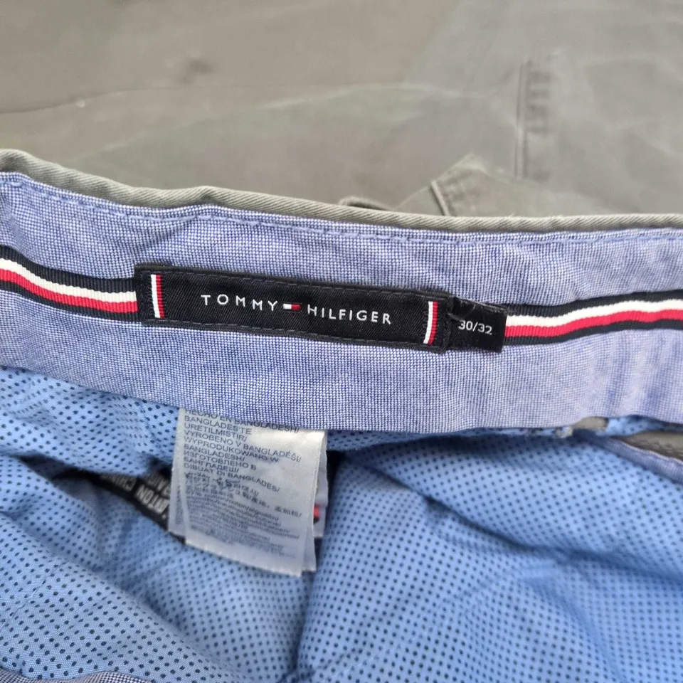 TOMMY HILFIGER MEN'S TROUSERS IN GREY – UK 30/32